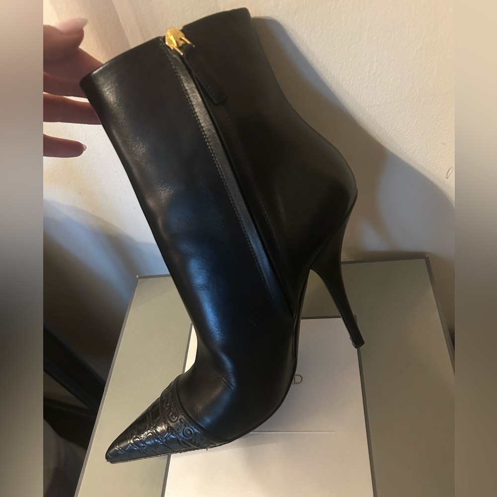 Tom Ford Black Leather Logo Embossed Ankle Boots 38.5 EU 7.5 US - Picture 4 of 7